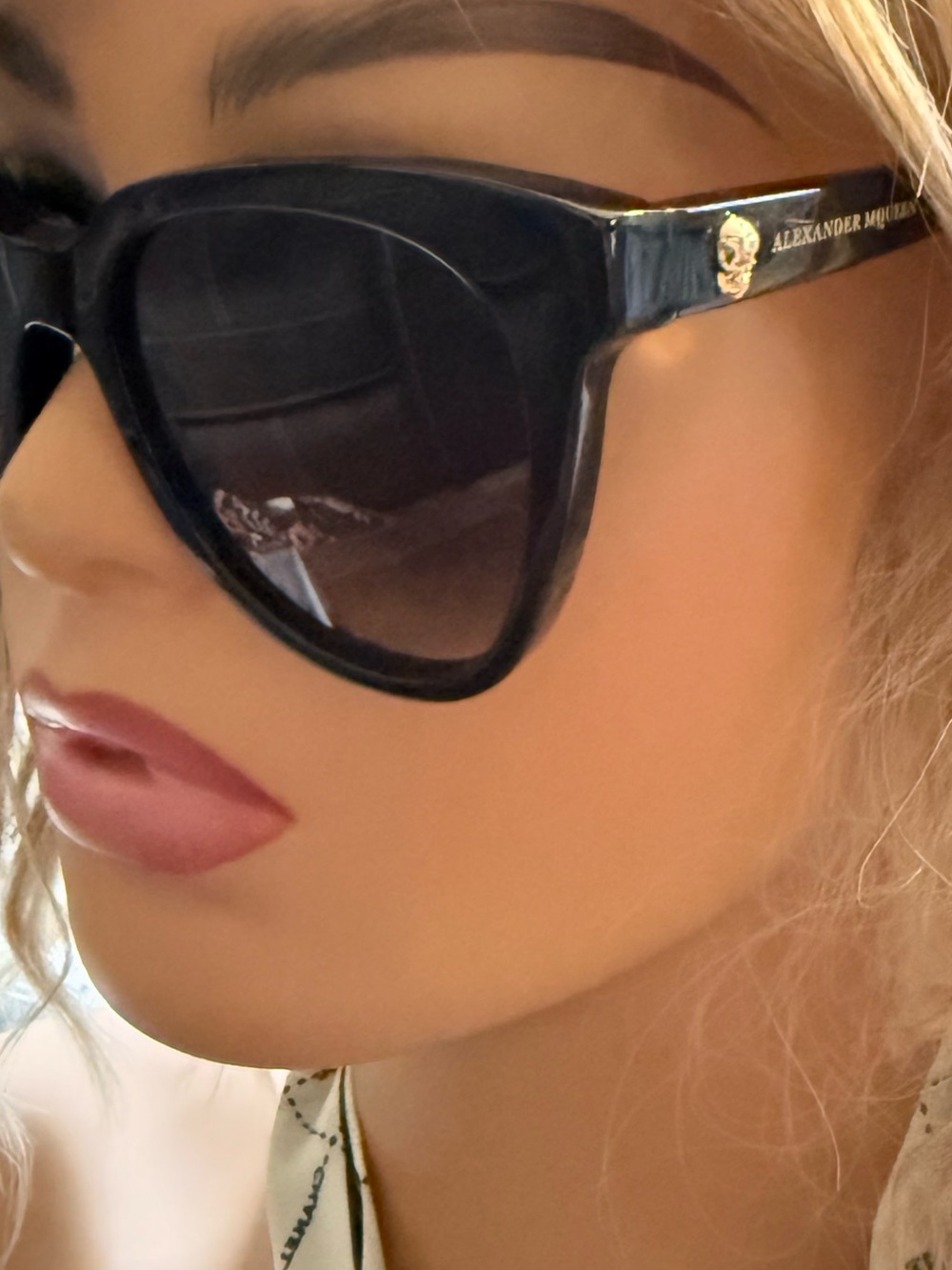 Alexander McQueen Black Cat-Eye Sunglasses with Gold Skull Detail - Picture 9 of 10